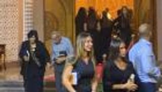 يسرا تقدم العزاء في وفاة المطرب عمرو ستين