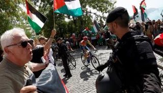 متظاهرون مؤيدون لفلسطين خلال سباق دراجات في إسبانيا