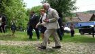 طرق تعج بالماشية وتعوي فيها الذئاب.. الوجه الآخر لحياة تشارلز خلف التاج