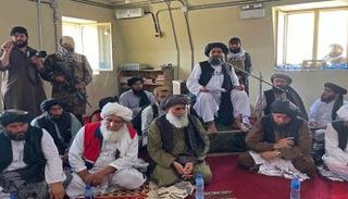 عبدالغني برادر (الثاني من اليمين) في كونار التي ضربها زلزال