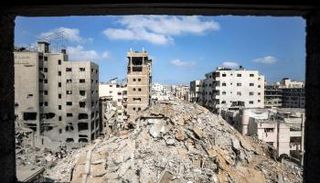 أبراج غزة تحت القصف الإسرائيلي
