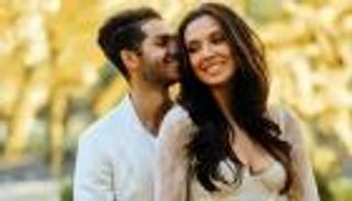 مينا مسعود يطمئن جمهوره بعد ظهور زوجته على كرسي متحرك في صقلية