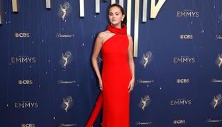 سيلينا جوميز بالأحمر الملكي