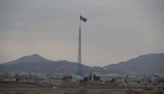 قرية كورية شمالية تظهر من موقع مراقبة كوري جنوبي