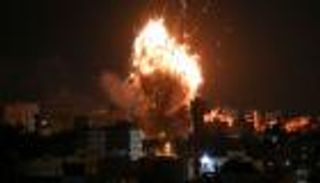سماء غزة تشتعل بالقصف.. وعائلات الرهائن تعطي نتنياهو «الإنذار الأخير»