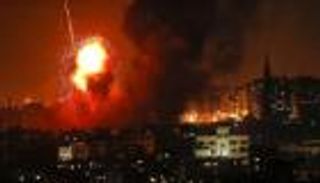 دمر مربعات سكنية كاملة.. قصف إسرائيلي عنيف مستمر على غزة