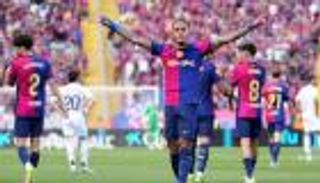 برشلونة يفاجئ الجميع.. صورة مغني إنجليزي على قميصه في الكلاسيكو