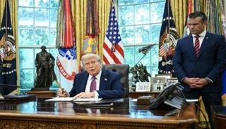 الرئيس الأمريكي دونالد ترامب في مكتبه