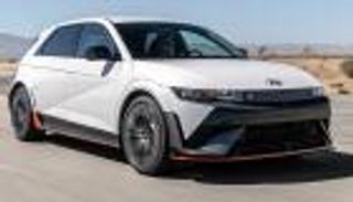 سيارات الأداء العالي EV 2025.. سرعة فائقة وتقنيات قيادة ذكية