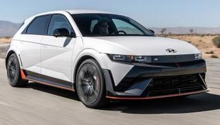 سيارات الأداء العالي EV 2025