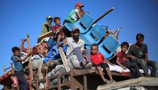 نازحون فلسطينيون مع أمتعتهم يتجهون جنوبا وسط معاناة كبيرة في التنقل