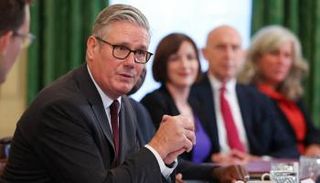 رئيس الوزراء البريطاني يرأس اجتماعا حكوميا