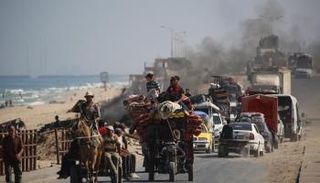 نازحون يفرون من أهوال الحرب في غزة