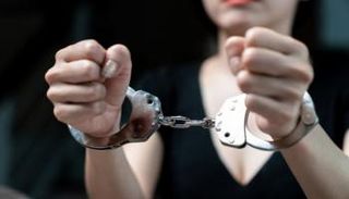 القبض على المتهمة بقتل رجل - تعبيرية