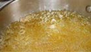 ارتبط بأخرى.. يمنية تنتقم من زوجها بسكب الزيت المغلي عليه أثناء نومه