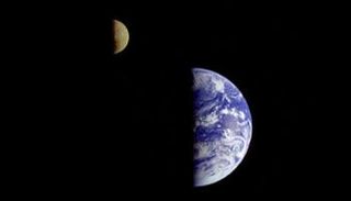 القمر يبتعد عن الأرض بمعدل 3.8 سنتيمتر سنويا.