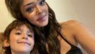 ترك دماغها خارج جمجمتها.. أم تعود إلى الحياة بعد حادث دراجة كهربائية 