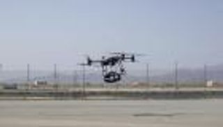 لحظة إماراتية فارقة.. أول شحن جوي بـ«مسيرة» من مطار مدني إلى منصة بحرية