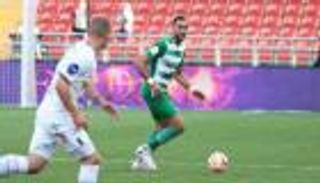 عاد للملعب بلا قميص.. لاعب تونسي بطل واقعة طريفة في روسيا (فيديو)