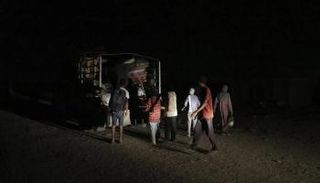 عائلة أبو جراد وهي تنزح ليلا