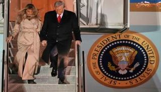 ترامب وميلانيا يغادران الطائرة الرئاسية