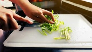 ألواح التقطيع البلاستيكية قد تُسرّب جزيئات دقيقة من البلاستيك 