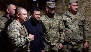 زيلينسكي مع جنود أوكرانيين في جبهة دونيتسك