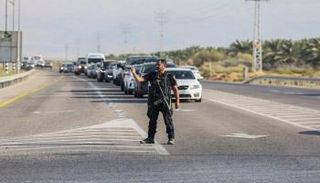 قوات إسرائيلية تغلق طريقًا يؤدي إلى جسر الملك حسين