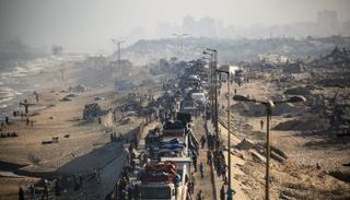 ازحون فلسطينيون مع أمتعتهم يتجهون جنوبًا على طريق في منطقة مخيم النصيرات للاجئين