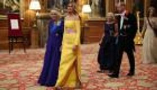 ميلانيا ترامب تخطف الأضواء بإطلالة ملكية خلال الزيارة الرسمية لبريطانيا