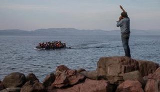 سياح يمنعون قارب مهاجرين من الرسو