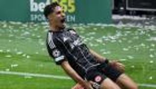 ماذا فعل؟.. شايبي يسهم في صدارة فرانكفورت لدوري أبطال أوروبا