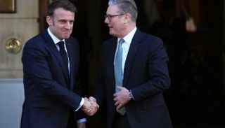 ماكرون ورئيس وزراء بريطانيا كير ستارمر