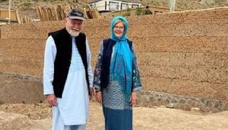 باربي رينولدز وزوجها بيتر قبل اعتقالهما بولاية باميان وسط أفغانستان