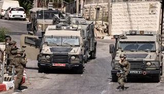 جنود إسرائيليون خلال مداهمة في مدينة رام الله بالضفة الغربية 