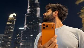 نجم بوليوود كارتيك آريان يستعرض آيفون 17 برو