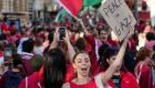 يرفرف على مواقع اليسار واليمين يحاصره.. علم فلسطين يقسم فرنسا