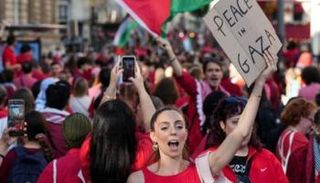 مظاهرة سابقة ترفع علم فلسطين في باريس