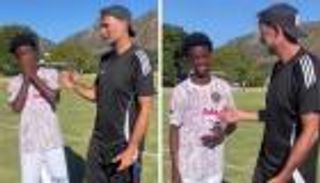 «تشاهد كرة سيئة منذ سنوات».. كلوب يسخر من مشجع يونايتد الصغير (فيديو)