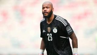 مبولحي حارس منتخب الجزائر