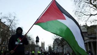 متظاهر في لندن يحمل علم فلسطين
