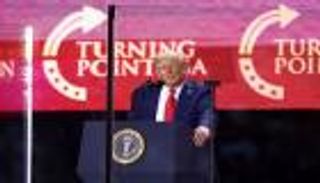 مراسم تأبين «كيرك».. ترامب يشيد بالمؤثر المحافظ ويصفه بـ«عملاق جيله»