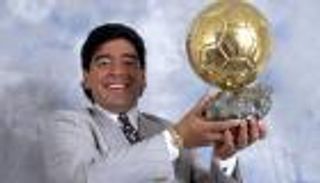 بعد سنوات من الحرمان.. كيف دخل مارادونا وبيليه تاريخ الكرة الذهبية؟