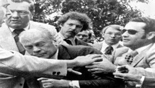 جيرالد فورد بعد نجاته من محاولة الاغتيال