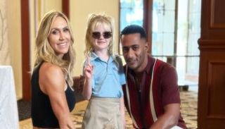 محمد رمضان يشارك لارا ترامب وابنتها الرقص