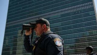 ضابط يتفقد الأمن في محيط الأمم المتحدة