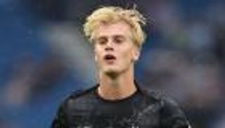 هل يلعب هوكي الجليد؟.. لاعب يخالف قاعدة نادرة في البريميرليغ (فيديو)