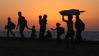 فلسطينيون ينزحون من مدينة غزة إلى الجنوب سيرا على الأقدام