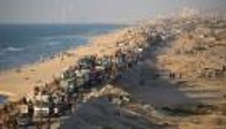 دوي انفجارات وتحليق مسيرات فوق أسطول مساعدات متجه إلى غزة