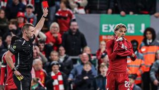 طرد هوغو إيكيتيكي مهاجم ليفربول